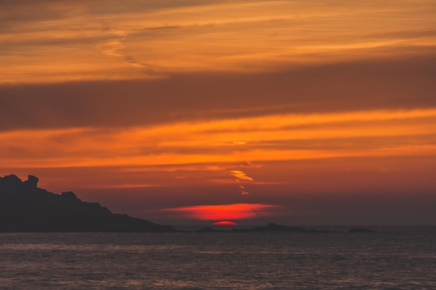 Vue panoramique de la mer contre le ciel au coucher du soleil