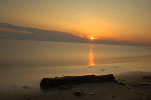 Vue panoramique de la mer contre le ciel au coucher du soleil