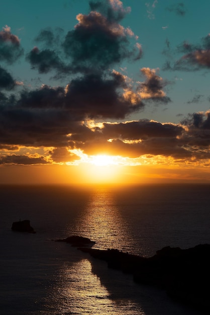 Vue panoramique de la mer contre le ciel au coucher du soleil