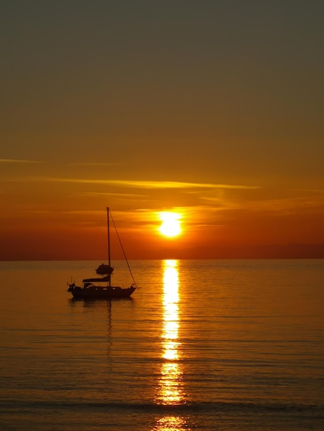 Vue panoramique de la mer contre le ciel au coucher du soleil