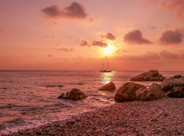 Vue panoramique de la mer contre le ciel au coucher du soleil