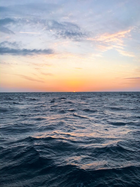 Vue panoramique de la mer contre le ciel au coucher du soleil