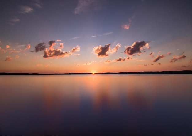 Vue panoramique de la mer contre le ciel au coucher du soleil