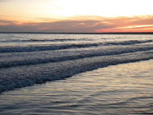 Vue panoramique de la mer contre le ciel au coucher du soleil