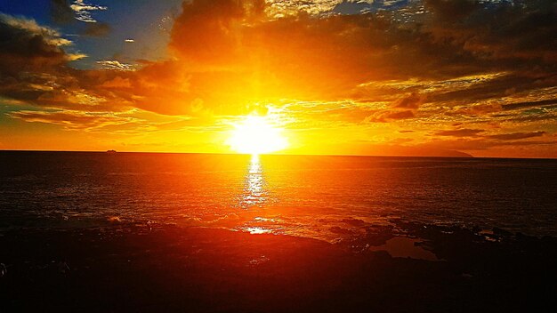 Photo vue panoramique de la mer contre le ciel au coucher du soleil