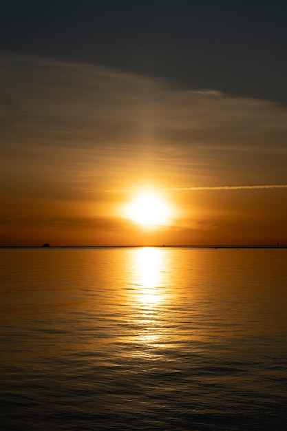 Photo vue panoramique de la mer contre le ciel au coucher du soleil