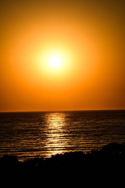 Vue panoramique de la mer contre le ciel au coucher du soleil