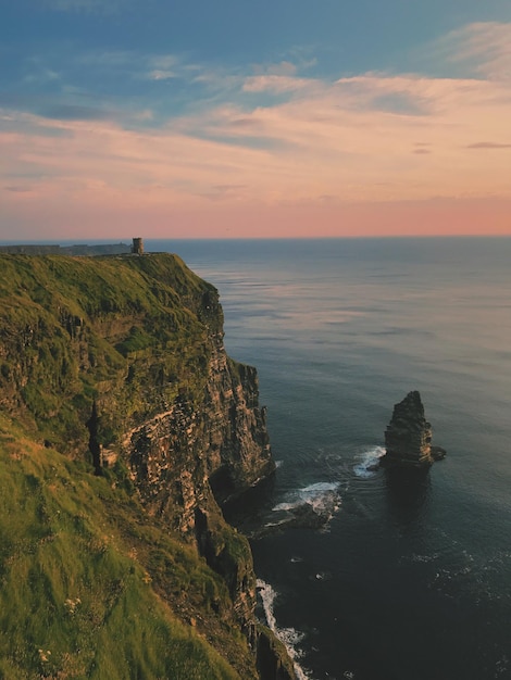 Vue panoramique de la mer contre le ciel au coucher du soleil