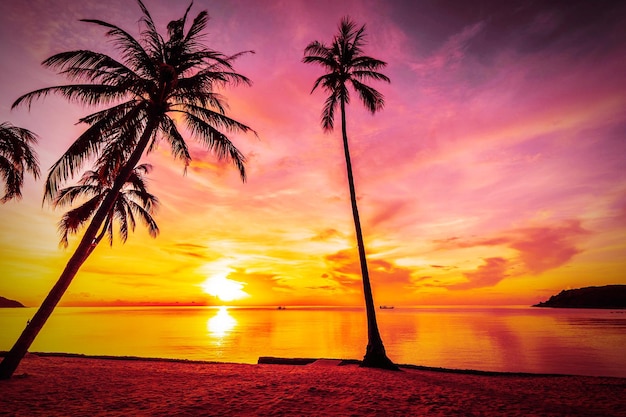 Vue panoramique de la mer contre le ciel au coucher du soleil