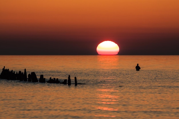 Vue panoramique de la mer contre le ciel au coucher du soleil