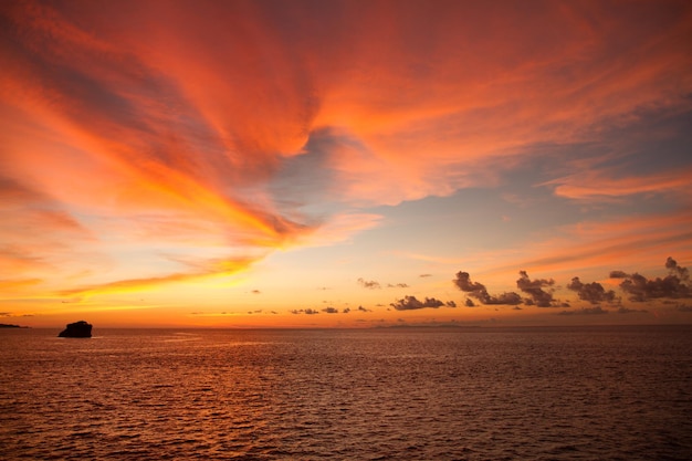 Vue panoramique de la mer contre le ciel au coucher du soleil