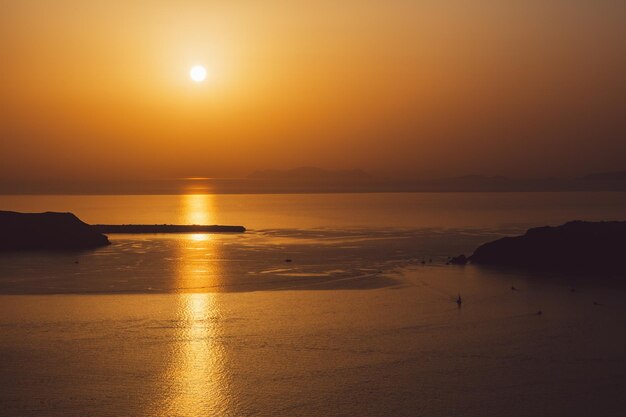 Vue panoramique de la mer contre le ciel au coucher du soleil