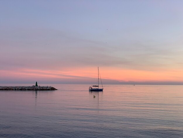 Vue panoramique de la mer contre le ciel au coucher du soleil