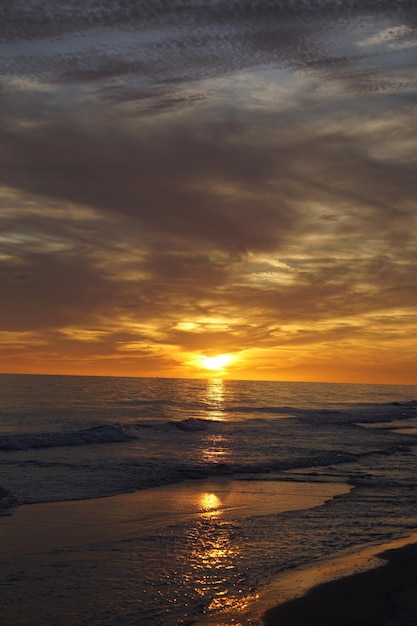 Vue panoramique de la mer contre le ciel au coucher du soleil