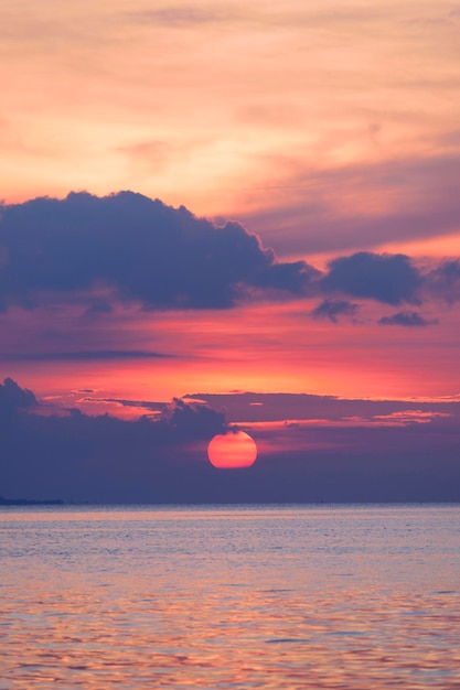 Vue panoramique de la mer contre le ciel au coucher du soleil