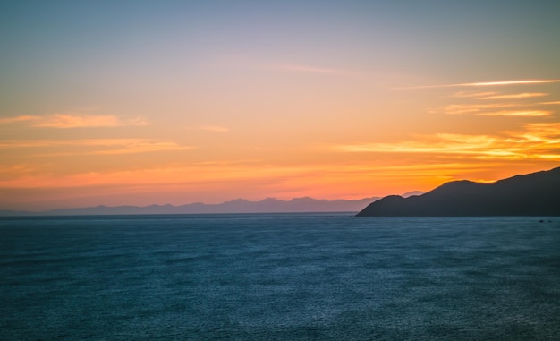 Vue panoramique de la mer contre le ciel au coucher du soleil