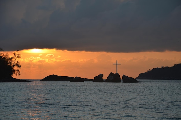 Photo vue panoramique de la mer contre le ciel au coucher du soleil