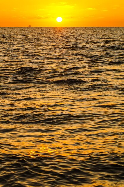 Photo vue panoramique de la mer contre le ciel au coucher du soleil