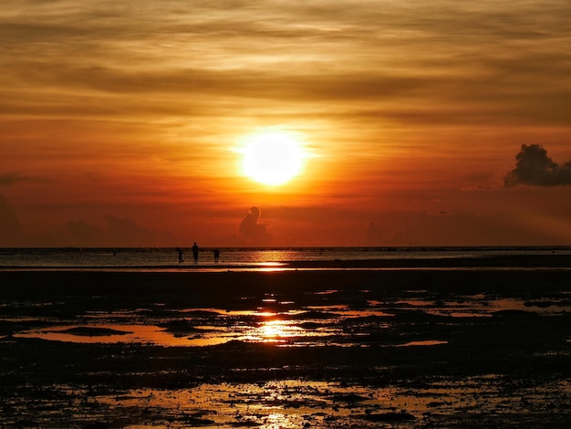 Photo vue panoramique de la mer contre le ciel au coucher du soleil