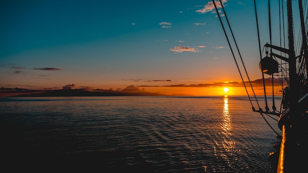 Vue panoramique de la mer contre le ciel au coucher du soleil