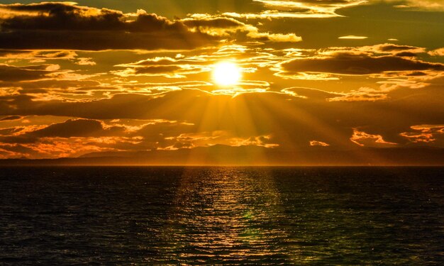 Photo vue panoramique de la mer contre le ciel au coucher du soleil