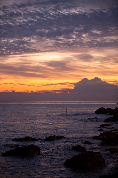 Vue panoramique de la mer contre le ciel au coucher du soleil