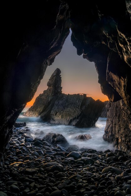 Vue panoramique de la mer contre le ciel au lever du soleil prise dans une grotte