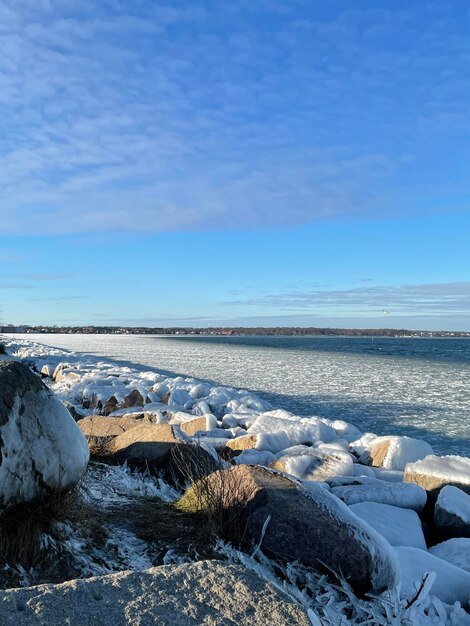 Photo vue panoramique de la mer contre un ciel bleu clair en hiver