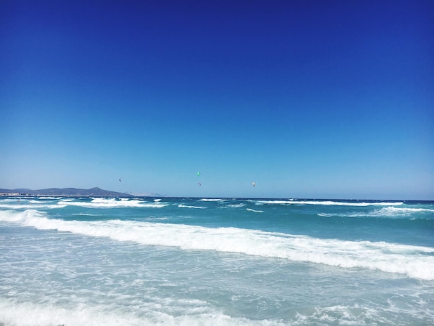 Vue panoramique de la mer contre un ciel bleu clair