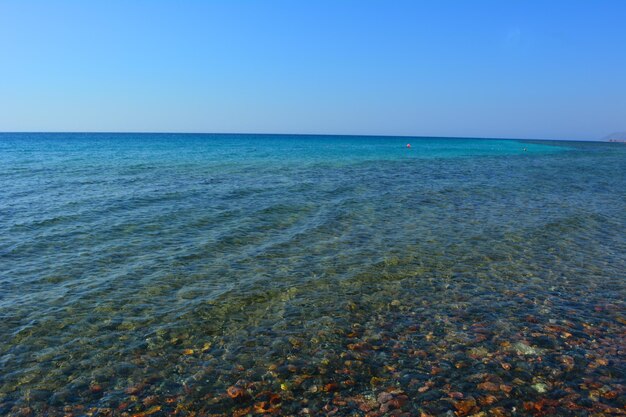 Vue panoramique de la mer contre un ciel bleu clair