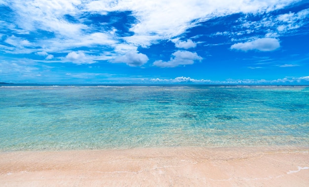 Vue panoramique de la mer contre le ciel bleu