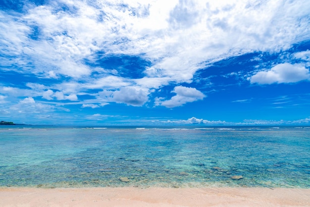Vue panoramique de la mer contre le ciel bleu