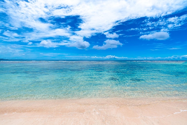 Vue panoramique de la mer contre le ciel bleu