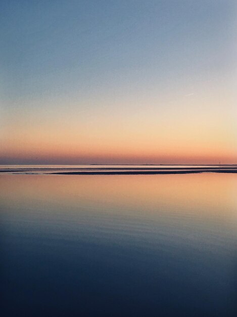 Photo vue panoramique de la mer contre un ciel clair au coucher du soleil