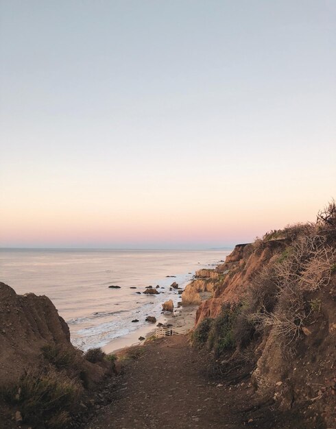 Vue panoramique de la mer contre un ciel dégagé au coucher du soleil