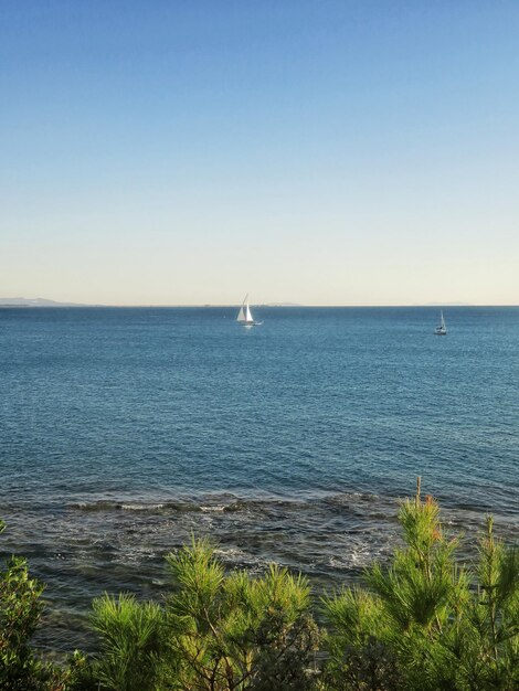 Vue panoramique de la mer contre un ciel dégagé