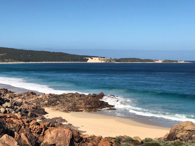 Vue panoramique de la mer contre un ciel dégagé