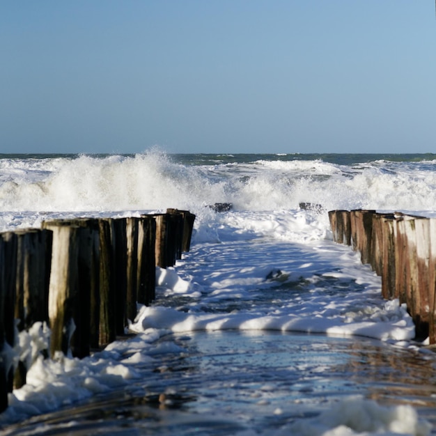 Vue panoramique de la mer contre un ciel dégagé