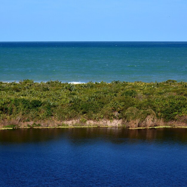 Vue panoramique de la mer contre un ciel dégagé