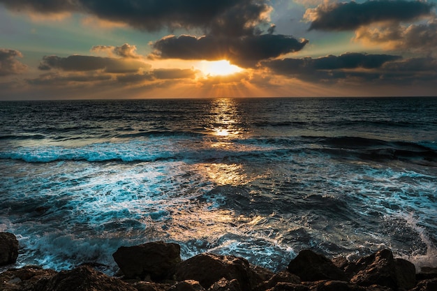 Vue panoramique de la mer contre un ciel nuageux au coucher du soleil