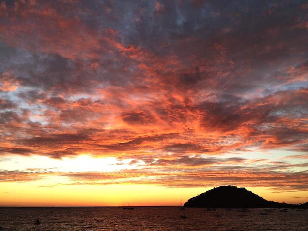 Vue panoramique de la mer contre un ciel nuageux orange