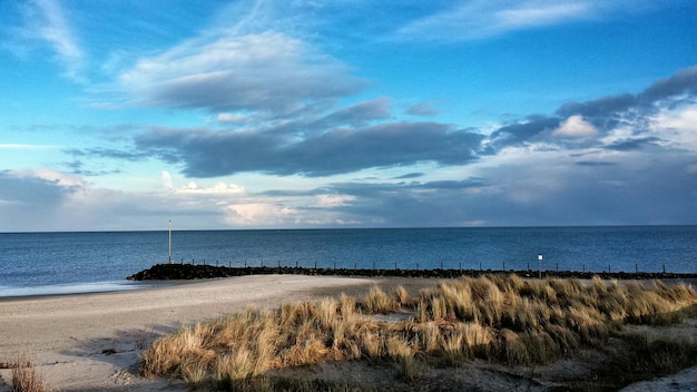 Vue panoramique de la mer contre un ciel nuageux