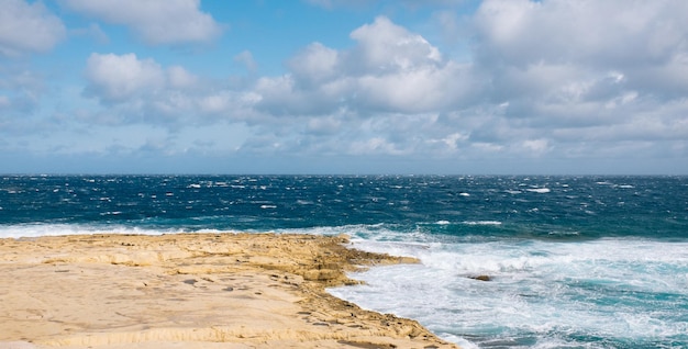 Vue panoramique de la mer contre un ciel nuageux