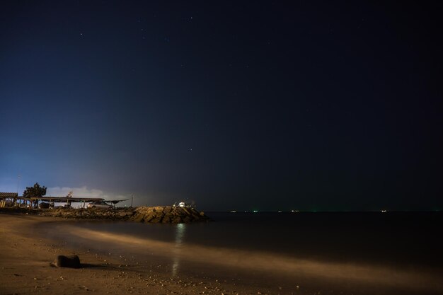 Vue panoramique de la mer contre le ciel de nuit