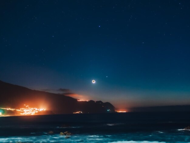 Photo vue panoramique de la mer contre le ciel de nuit