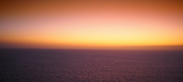 Photo vue panoramique de la mer contre un ciel orange