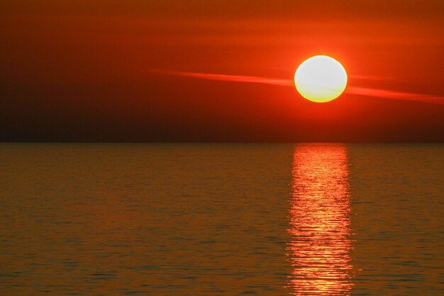 Vue panoramique de la mer contre un ciel orange