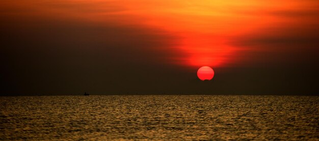 Vue panoramique de la mer contre un ciel orange