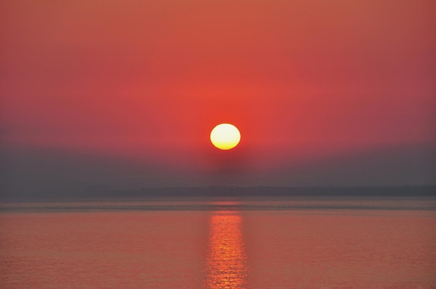 Vue panoramique de la mer contre un ciel orange