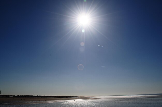 Photo vue panoramique de la mer contre le ciel par une journée ensoleillée